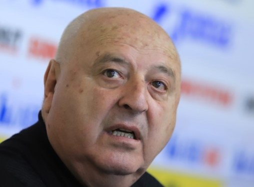 Босът на Славия Венцеслав Стефанов говори пред колегите от